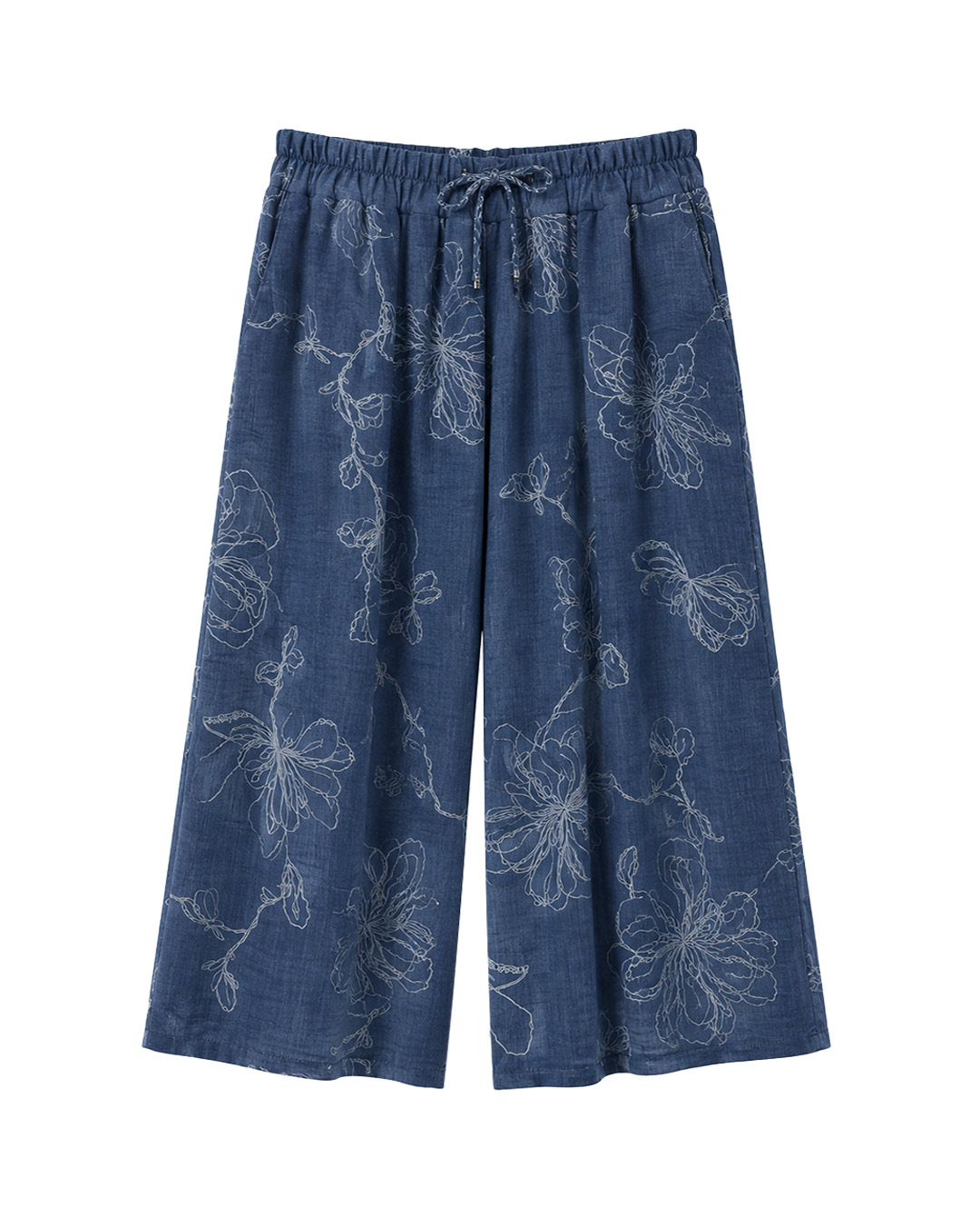 Pantalón Short Magnolia: pantalón corto tipo falda para mujer real low cost en color azul oscuro con estampado floral blanco, cintura elástica con cordón y bolsillos de Quiles_Shop.