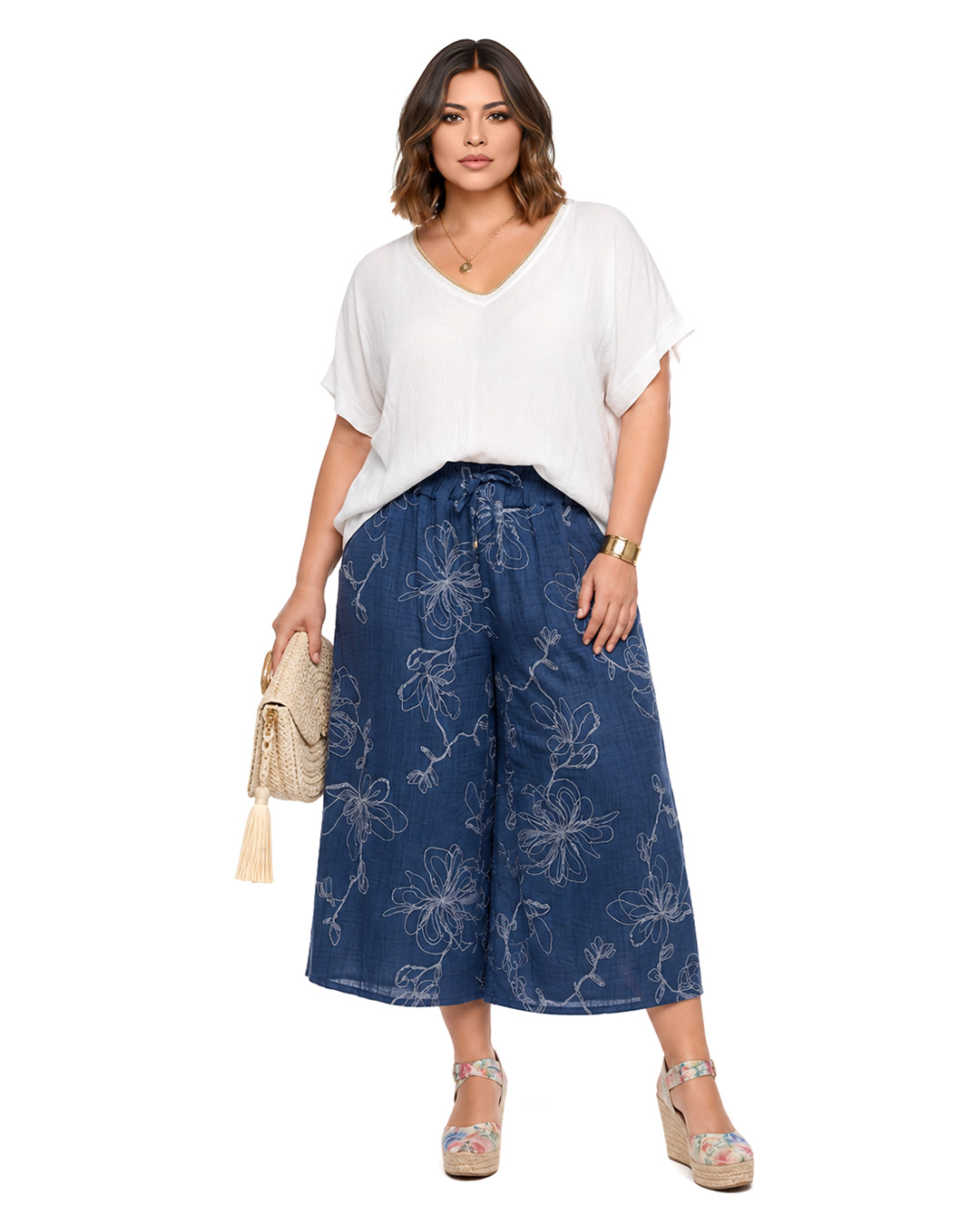 Pantalón Short Magnolia: pantalón corto tipo falda para mujer real low cost en color azul oscuro con estampado floral blanco, cintura elástica con cordón y bolsillos de Quiles_Shop.