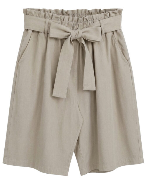 Pantalón Short Safari: pantalón corto para mujer real de precio accesible en color beige con cintura elástica alta de estilo paperbag, bolsillos funcionales y cinturón de lazo ajustable de Quiles_Shop.