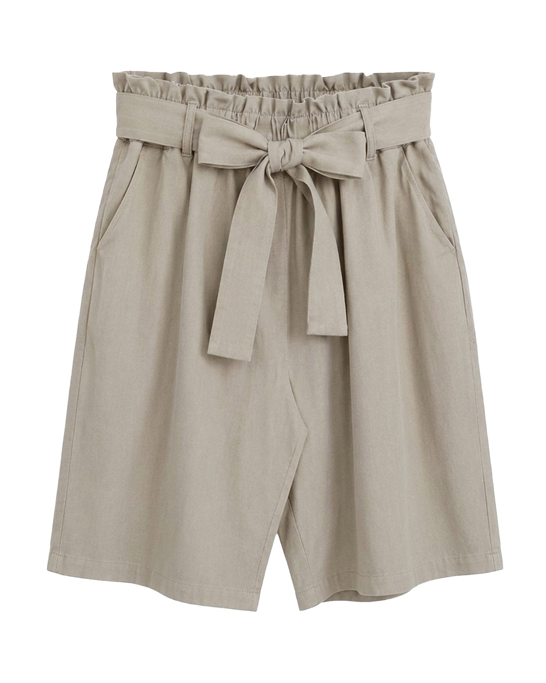 Pantalón Short Safari: pantalón corto para mujer real de precio accesible en color beige con cintura elástica alta de estilo paperbag, bolsillos funcionales y cinturón de lazo ajustable de Quiles_Shop.