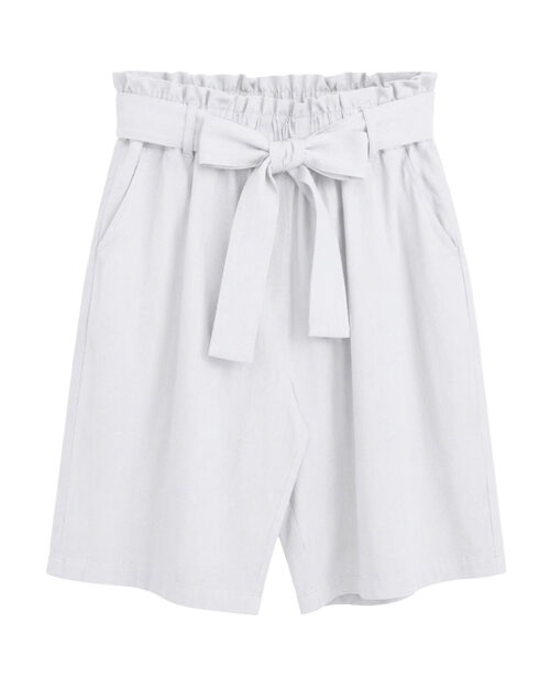 Pantalón Short Safari: pantalón corto para mujer real de precio accesible en color blanco con cintura elástica alta de estilo paperbag, bolsillos funcionales y cinturón de lazo ajustable de Quiles_Shop.