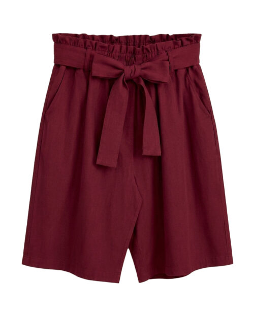 Pantalón Short Safari: pantalón corto para mujer real de precio accesible en color burdeos con cintura elástica alta de estilo paperbag, bolsillos funcionales y cinturón de lazo ajustable de Quiles_Shop.
