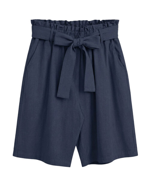 bermuda Safari: pantalón corto para mujer real de precio accesible en color azul marino con cintura elástica alta de estilo paperbag, bolsillos funcionales y cinturón de lazo ajustable de Quiles_Shop.