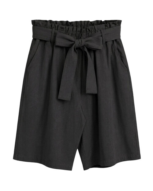 bermuda Safari: pantalón corto para mujer real de precio accesible en color negro con cintura elástica alta de estilo paperbag, bolsillos funcionales y cinturón de lazo ajustable de Quiles_Shop.