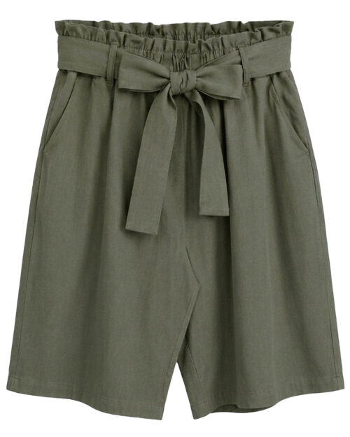 Pantalón Short Safari: pantalón corto para mujer real de precio accesible en color verde con cintura elástica alta de estilo paperbag, bolsillos funcionales y cinturón de lazo ajustable de Quiles_Shop.