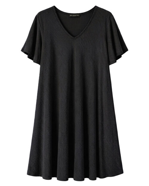 Vestido Bies: vestido de fiesta para mujer real low cost en color negro, de corte evasé con cuello en pico y mangas cortas fluidas estilo capa de Quiles_Shop.