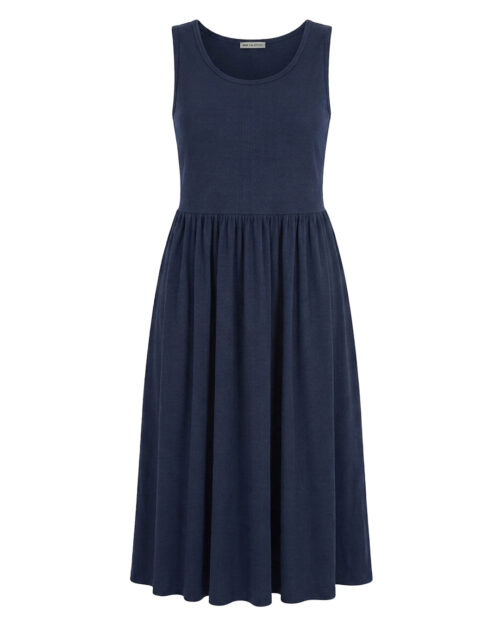 Vestido Rhea: vestido largo de corte imperio para mujeres reales de tallas curvy con cuerpo de punto de canalé sin mangas, cuello redondo y falda de tejido fluido con vuelo de Quiles_Shop.