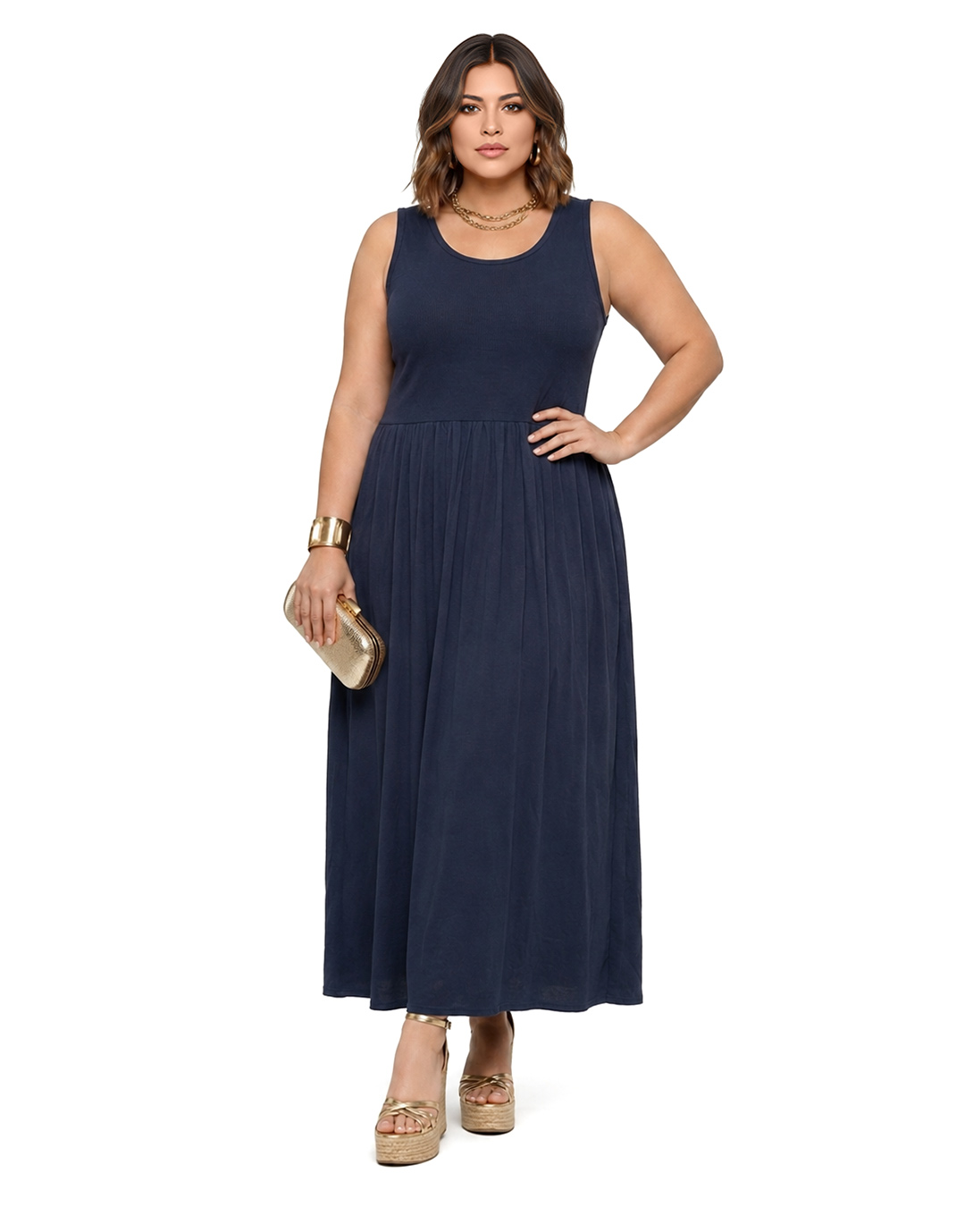 Vestido Rhea: vestido largo de corte imperio para mujeres reales de tallas curvy con cuerpo de punto de canalé sin mangas, cuello redondo y falda de tejido fluido con vuelo de Quiles_Shop.