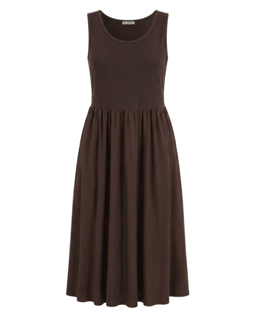 Vestido Rhea: vestido largo de corte imperio para mujeres reales de tallas curvy con cuerpo de punto de canalé sin mangas, cuello redondo y falda de tejido fluido con vuelo de Quiles_Shop.