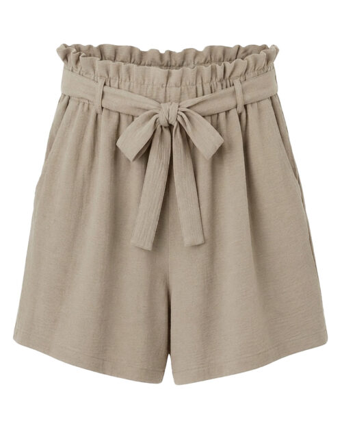 Bermuda Saona: pantalón corto de tiro alto para mujeres reales de tallas curvy con cintura elástica de estilo paperbag, bolsillos laterales y lazo decorativo de Quiles_Shop.