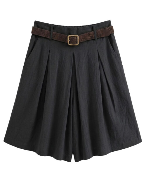 Vermuda Tardeo: bermuda ancha de tejido fluido para mujeres reales de tallas curvy con bolsillos prácticos, pinzas delanteras, cintura elástica y cinturón oscuro con hebilla dorada de Quiles_Shop.