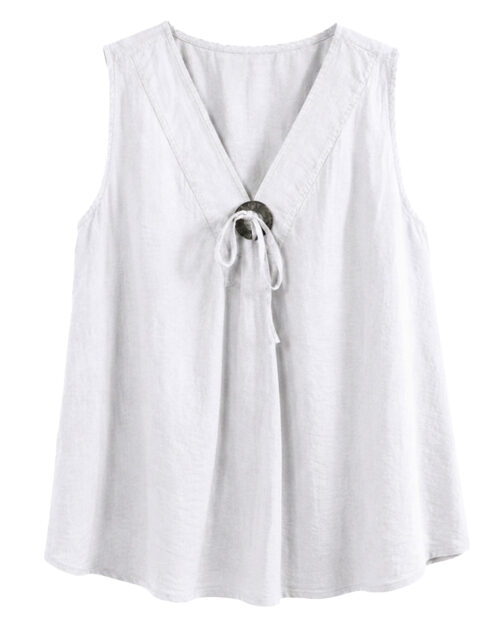 Blusa Brisa: blusa suelta de tejido fluido para mujeres reales de tallas curvy con escote en pico, lazo ajustable, detalle de botón efecto madera y diseño sin mangas de Quiles_Shop.
