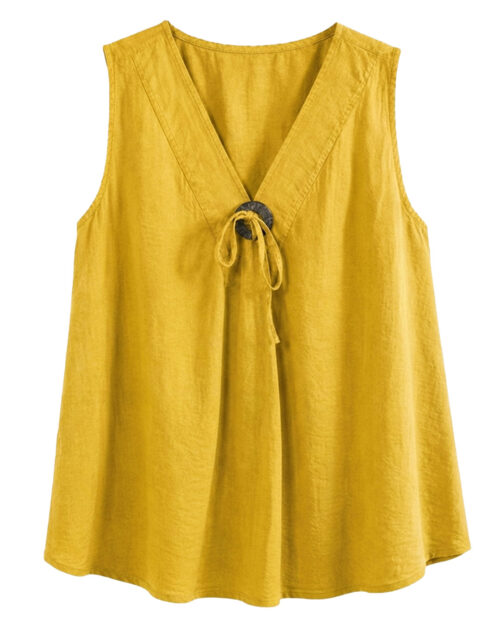 Blusa Brisa: blusa suelta de tejido fluido para mujeres reales de tallas curvy con escote en pico, lazo ajustable, detalle de botón efecto madera y diseño sin mangas de Quiles_Shop.