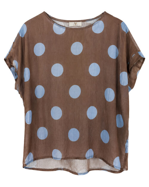 Blusa Compás: blusa holgada de manga corta caída para mujeres reales de tallas curvy con estampado de lunares grandes y bajo asimétrico de Quiles_Shop.