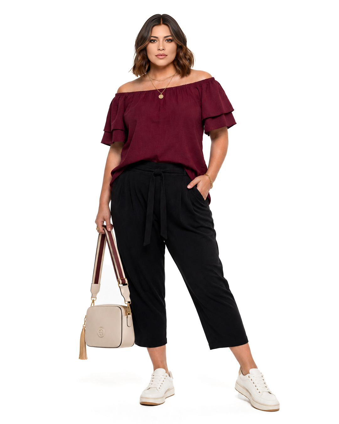 Blusa Maia: blusa fluida de bambula con escote barco elástico, tirantes finos cruzados en la espalda y mangas de doble volante de Quiles_Shop.