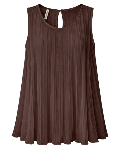 Blusa Plisada: blusa marrón sin mangas para mujeres reales de tallas curvy con diseño totalmente plisado en vertical, cuello redondo y lágrima trasera con botón de Quiles_Shop.