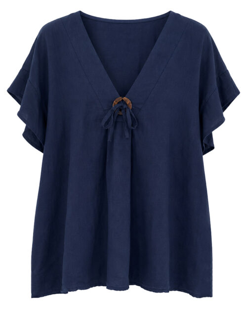 Blusa Rústica: blusa de manga corta y corte fluido para mujeres reales con un pronunciado escote en pico rematado por una lazada decorativa con hebilla redonda de madera de Quiles_Shop.