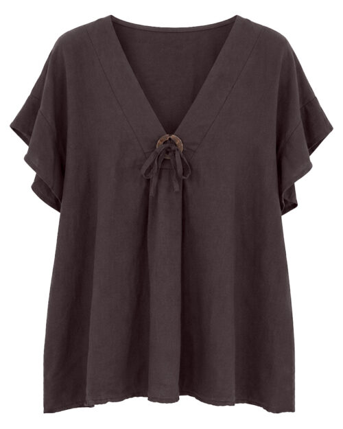 Blusa Rústica: blusa de manga corta y corte fluido para mujeres reales con un pronunciado escote en pico rematado por una lazada decorativa con hebilla redonda de madera de Quiles_Shop.