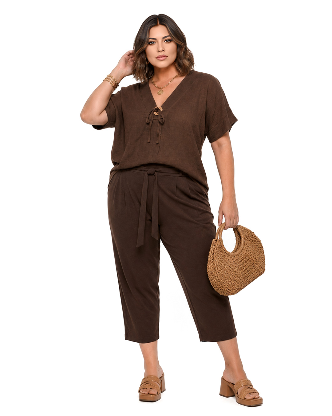 Blusa Rústica: blusa de manga corta y corte fluido para mujeres reales con un pronunciado escote en pico rematado por una lazada decorativa con hebilla redonda de madera de Quiles_Shop.