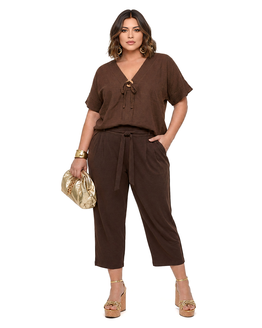 Blusa Rústica: blusa de manga corta y corte fluido para mujeres reales con un pronunciado escote en pico rematado por una lazada decorativa con hebilla redonda de madera de Quiles_Shop.