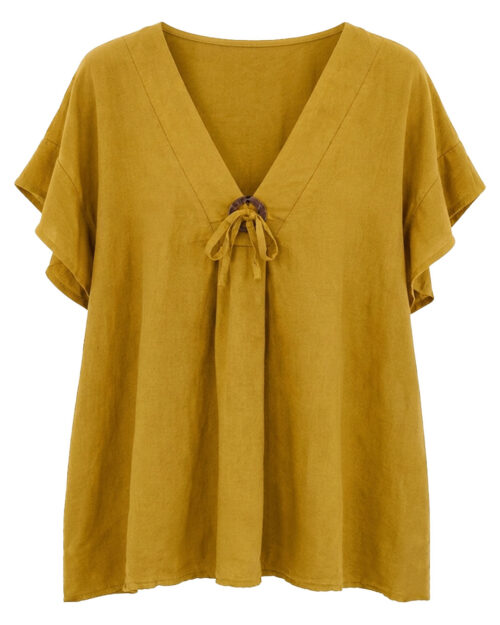 Blusa Rústica: blusa de manga corta y corte fluido para mujeres reales con un pronunciado escote en pico rematado por una lazada decorativa con hebilla redonda de madera de Quiles_Shop.
