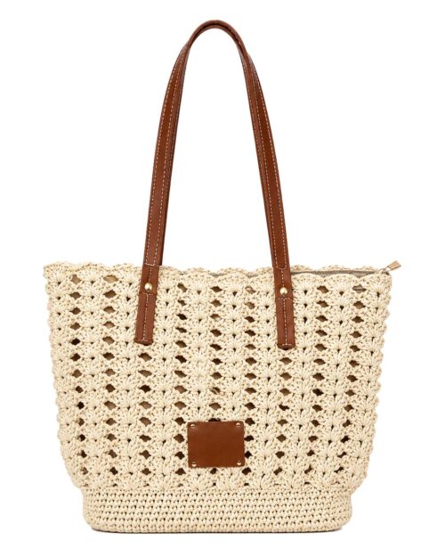 Bolso Calas: bolso de hombro estilo capazo de ganchillo calado en tono beige con asas largas de piel marrón y parche delantero de Quiles_Shop.