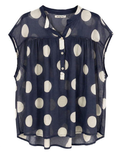 Blusa Eclipse: blusa holgada sin mangas para mujeres reales de tallas curvy con estampado de lunares grandes, cuello mao y botones delanteros de Quiles_Shop.