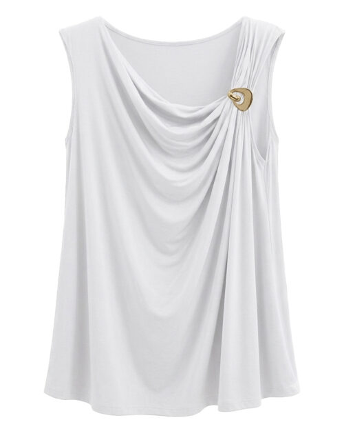Camiseta Coliseo: camiseta de diario sin mangas color blanco en punto de viscosa elástica con escote drapeado asimétrico y broche dorado de Quiles_Shop.