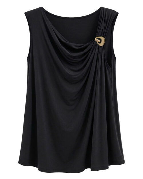 Camiseta Coliseo: camiseta de diario sin mangas color negro en punto de viscosa elástica con escote drapeado asimétrico y broche dorado de Quiles_Shop.