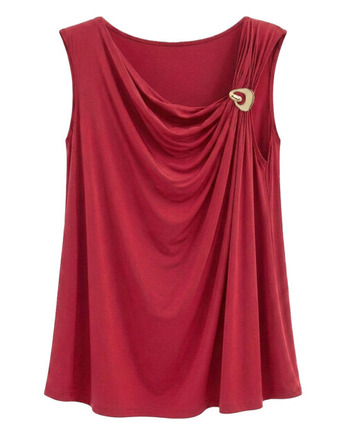 Camiseta Coliseo: camiseta de diario sin mangas color rojo en punto de viscosa elástica con escote drapeado asimétrico y broche dorado de Quiles_Shop.