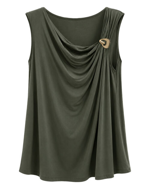 Camiseta Coliseo: camiseta de diario sin mangas color verde caqui en punto de viscosa elástica con escote drapeado asimétrico y broche dorado de Quiles_Shop.