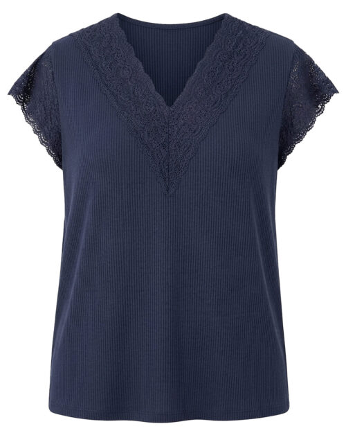Camiseta Crucero: camiseta de punto de viscosa elástica para mujeres reales de tallas curvy con escote en pico adornado con encaje y manga corta calada de Quiles_Shop.