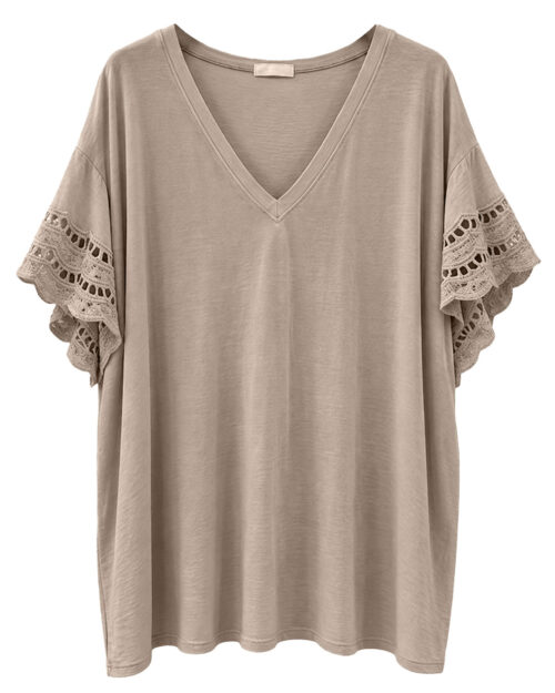 Camiseta Duna: camiseta fluida de algodón para mujeres reales con escote en pico y mangas cortas de volantes decoradas con encaje de guipur calado de Quiles_Shop.