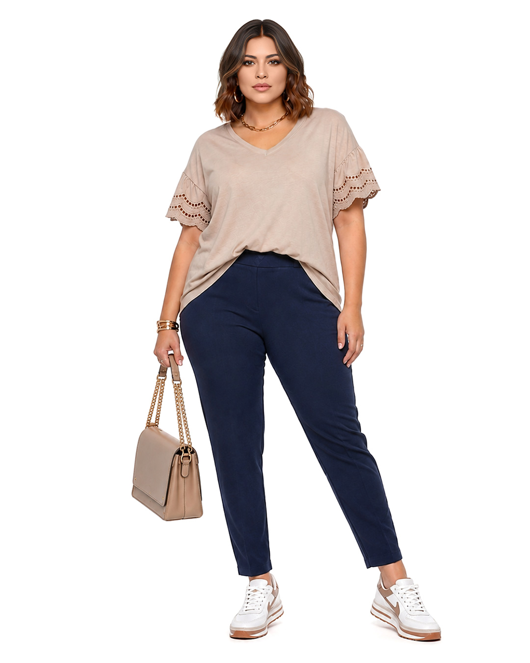 Camiseta Duna: camiseta fluida de algodón para mujeres reales con escote en pico y mangas cortas de volantes decoradas con encaje de guipur calado de Quiles_Shop.