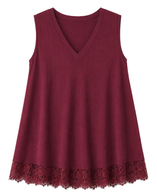 Camiseta Sicilia: camiseta sin mangas color burdeos en punto de viscosa fina con cuello en pico y bajo lencero de encaje de Quiles_Shop.