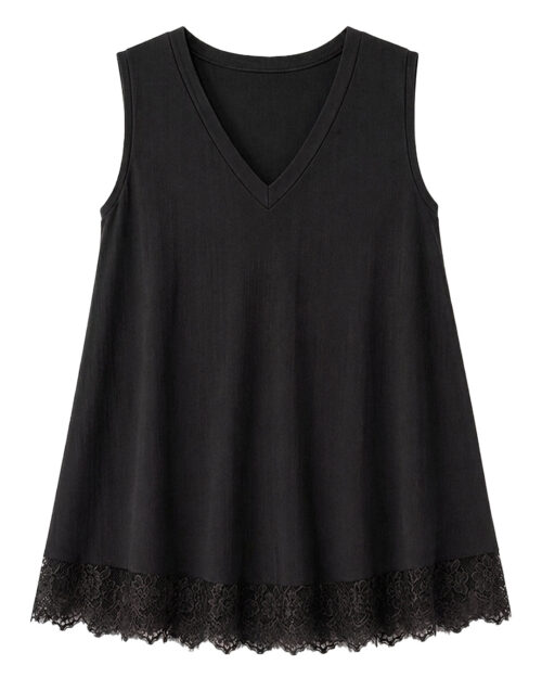 Camiseta Sicilia: camiseta sin mangas color negra en punto de viscosa fina con cuello en pico y bajo lencero de encaje de Quiles_Shop.