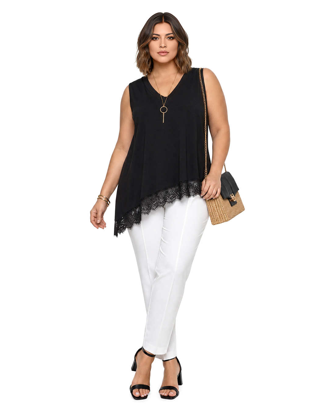 Camiseta Vértice: camiseta sin mangas para mujeres reales de tallas curvy con escote en pico, silueta holgada y bajo asimétrico rematado con encaje de Quiles_Shop.