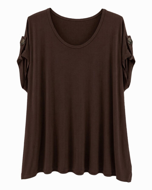 Camiseta Vogue: camiseta de diario de manga corta en tejido fluido de viscosa en color marrón con detalle de botón en la manga de Quiles_Shop.