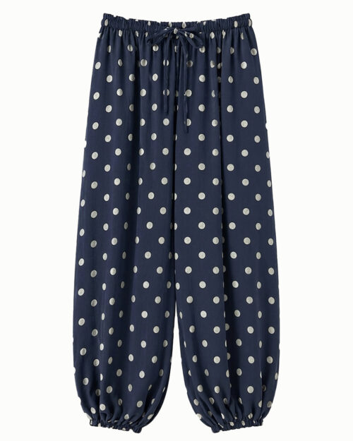 Pantalón Bombacho Lunares: pantalón bombacho de diario color azul marino en suave viscosa con estampado de lunares, bolsillos laterales y cintura elástica de Quiles_Shop.