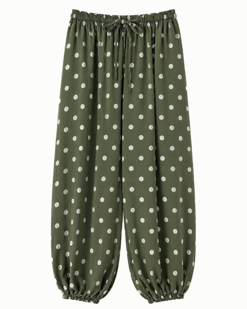 Pantalón Bombacho Lunares: pantalón bombacho de diario color verde en suave viscosa con estampado de lunares, bolsillos laterales y cintura elástica de Quiles_Shop.