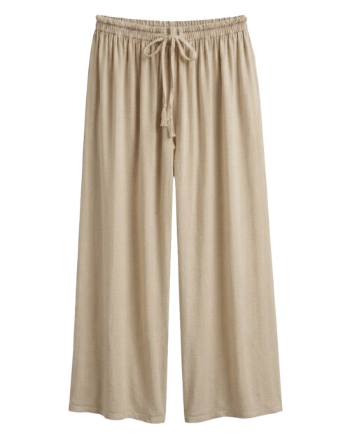 Pantalón Olimpo: pantalón palazzo en color beige en viscosa fluida con bolsillos, textura de arrugas planas y cintura elástica con cordón de Quiles_Shop.