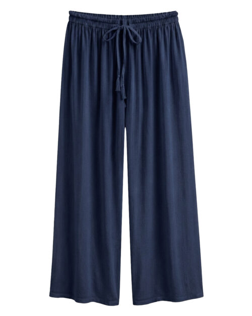Pantalón Olimpo: pantalón palazzo en color azul marino en viscosa fluida con bolsillos, textura de arrugas planas y cintura elástica con cordón de Quiles_Shop.