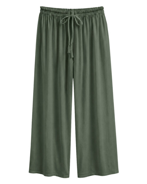 Pantalón Olimpo: pantalón palazzo en color verde en viscosa fluida con bolsillos, textura de arrugas planas y cintura elástica con cordón de Quiles_Shop.