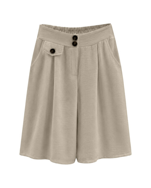 Bermuda Capri: falda pantalón de diario color beige en viscosa fluida elástica con bolsillos, botones decorativos de carey y cinturilla trasera elástica de Quiles_Shop.