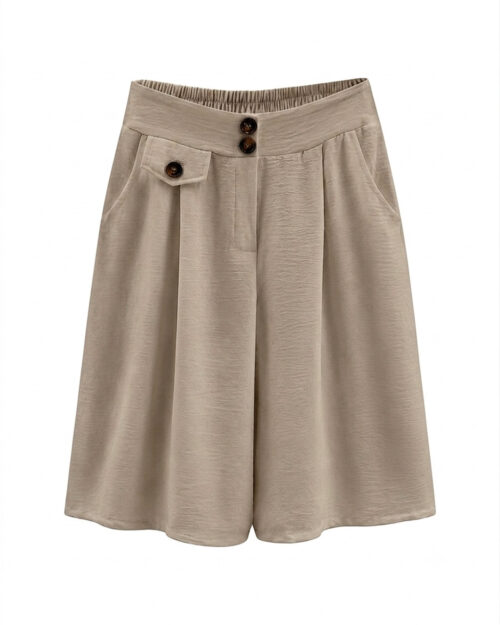 Bermuda Capri: falda pantalón de diario color topo claro en viscosa fluida elástica con bolsillos, botones decorativos de carey y cinturilla trasera elástica de Quiles_Shop.