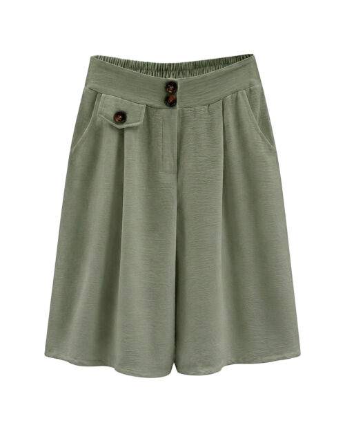 Bermuda Capri: falda pantalón de diario color verde en viscosa fluida elástica con bolsillos, botones decorativos de carey y cinturilla trasera elástica de Quiles_Shop.