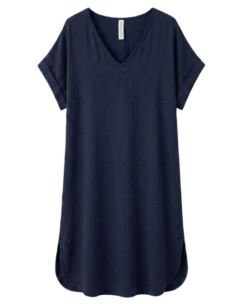 Vestido Boho Chic: vestido midi fluido de estilo túnica para mujeres reales de tallas curvy con escote en pico, manga corta integrada y bajo redondeado con aberturas laterales de Quiles_Shop.