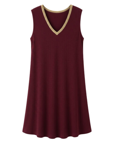 Vestido Brisa: vestido corto de diario sin mangas en punto de viscosa de canalé fino color burdeos con cuello en pico de Quiles_Shop.