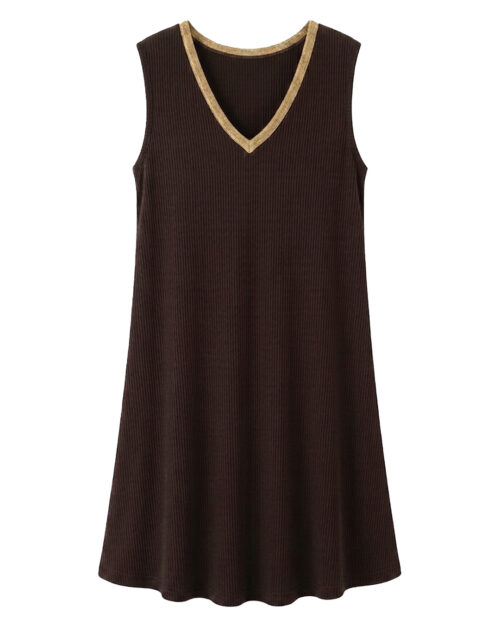 Vestido Brisa: vestido corto de diario sin mangas en punto de viscosa de canalé fino color marrón con cuello en pico de Quiles_Shop.