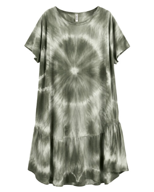 Vestido Malibú: vestido midi de tejido fluido de viscosa para mujeres reales de tallas curvy con estampado tie-dye, cuello redondo, manga corta suelta y volante bajo de Quiles_Shop.